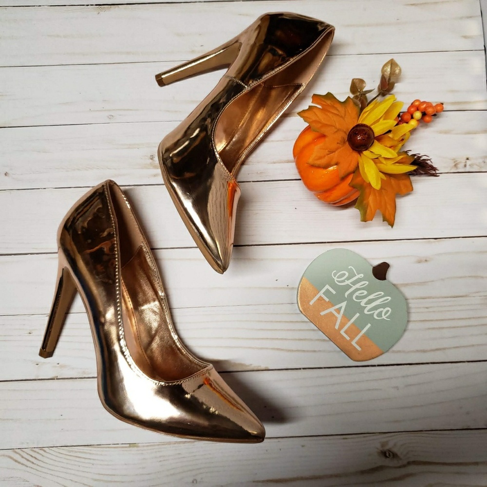 NWT - Yuni-1 Metalic RoseGold Pointy Toe Pumps